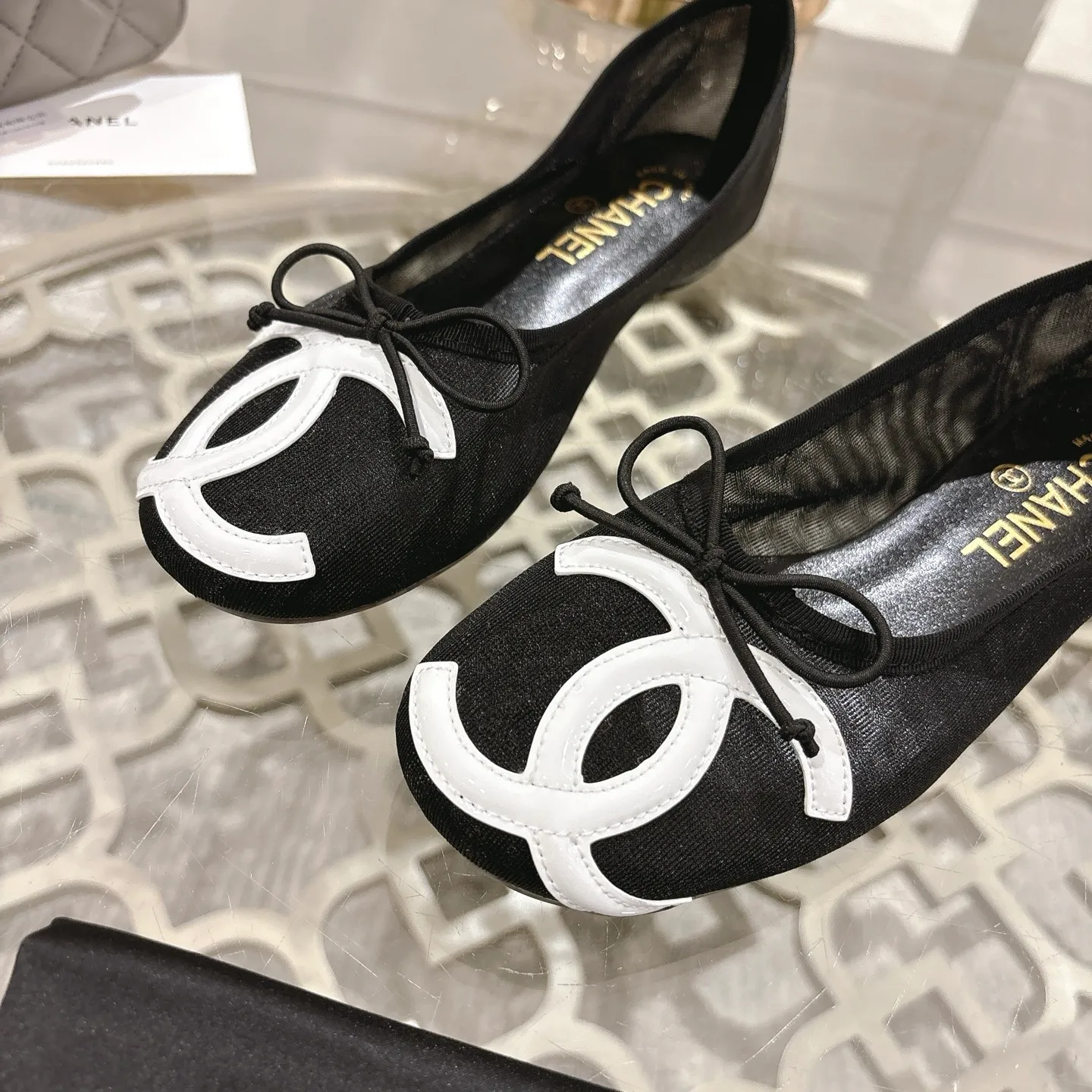 👟👟Ex-factory price 520👟👟 Mesh [purchase-level quality] CHANEL Xiaoxiang 25/A new summer bow-tie shoes 💃 This pair of "dancing shoes" is really breathtakingly beautiful! Made of cowhide fabric + exquisite electric embroidery, every detail exudes a sense of high-end ~ classic bow design, Italian genuine leather sole, comfortable and elegant on the feet, a perfect must-have for fairies!  🌟 All counters are from the same source! All materials are customized according to the original 1:1, and are developed and patterned from genuine products. The quality is absolutely assured ~ a classic that must be bought every year, a versatile artifact that looks great whether paired with skirts or jeans!  💖 The perfect finishing touch for summer outfits, sisters, just do it! 👉 Fabric: Imported sheepskin Lining: Imported sheepskin Outsole: Private molded outsole Size: 35-40